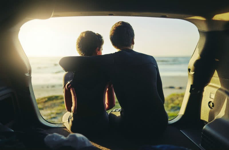 Auto am Strand Glückliches Paar im Auto am Strand