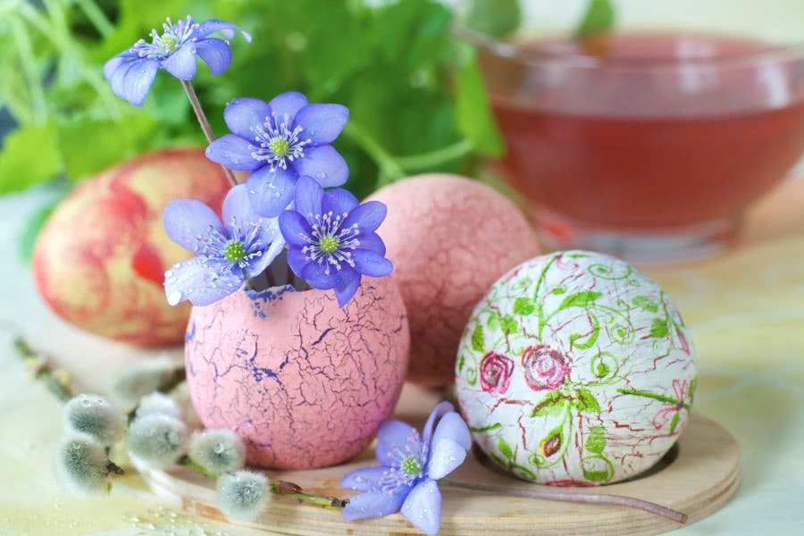 Für die Ostertafel: Blumenvasen aus Eierschalen Mini-Vasen aus Eierschalen basteln