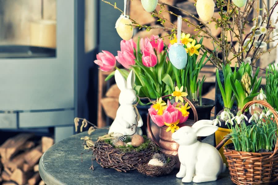 Oster-Evergreens: Osternester und Blumen Schöne Osterdeko: Osternester, Blumen und Osterhasen