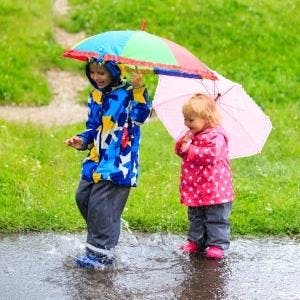 In Pfützen springen: mit Regenstiefeln kein Problem! Sorgt für Spielspaß bei Nieselwetter: Regenkleidung für Kinder