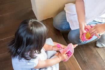 Schnell angezogen: Schuhe mit Klettverschlüssen Praktische Kindermode: Klettverschlüsse helfen beim Anziehen