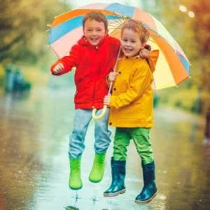 Gut geschützt durch Regenwetter Spaß bei jedem Wetter: mit Regenkleidung und Regenschirm
