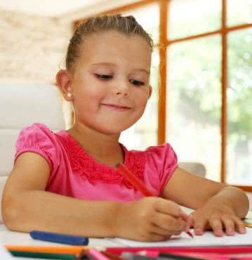 Richtige Haltung ist wichtig beim Hausaufgaben machen Die Schulausstattung für zu Hause: höhenverstellbarer Tisch und Stuhl