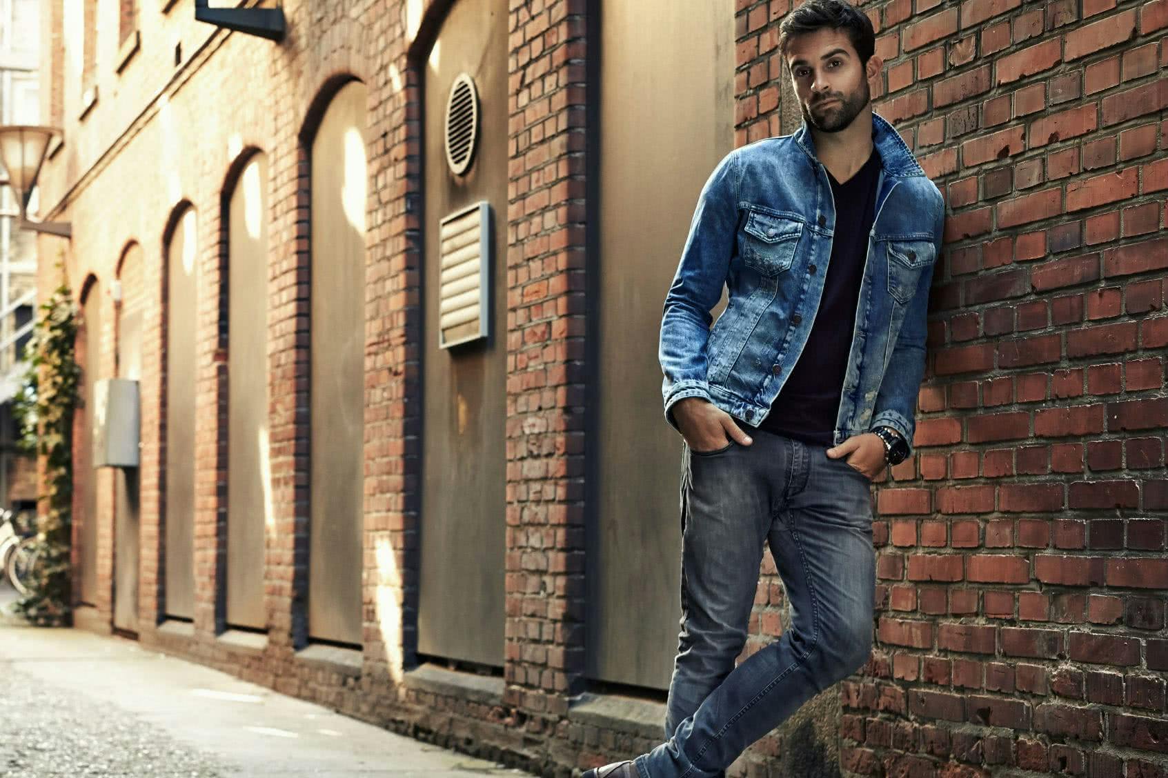 Allover Denim Look: blau-graue Kombi Allover Denim Look bei Männern