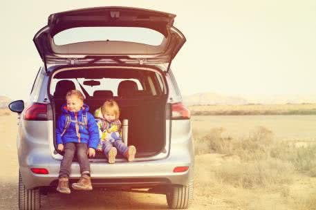 Ein Familienausflug bringt Spaß Kinder sitzen im Auto
