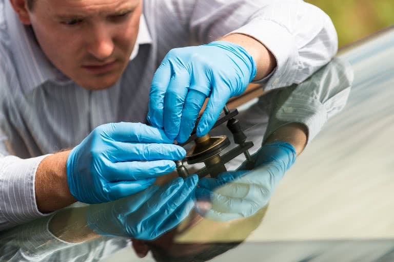 Steinschlag-Reparatur dank Smart-Repair-Kit Steinschlag selber reparieren für Anfänger: So funktioniert's