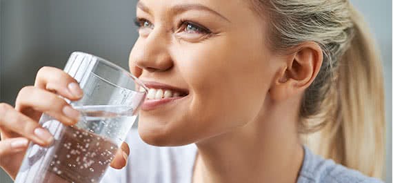 Täglich 2 Liter Wasser trinken Wasser trinken