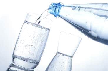 Viel trinken hilft beim Abnehmen Wasser im Glas