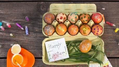 Glitzer-Ostereier Glamouröse Osterdeko zum Selbstmachen: Mit Glitzer besprenkelte Eier