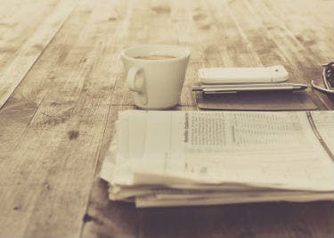 Gemütlich eine Zeitung lesen Mit einem F.A.Z.-Gutschein sparen